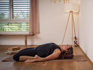 Meditationskissen Position Rumpfdrehen