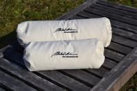 Nackenrollen mit aufgestickter Unterschrift